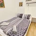 Comfortable Rooms In Lugner City Area