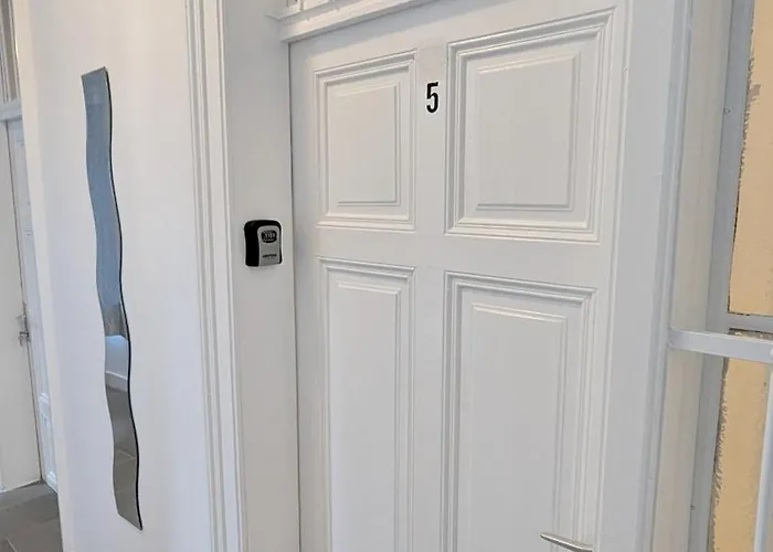 Comfortable Rooms In Lugner City Area