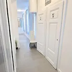Comfortable Rooms In Lugner City Area