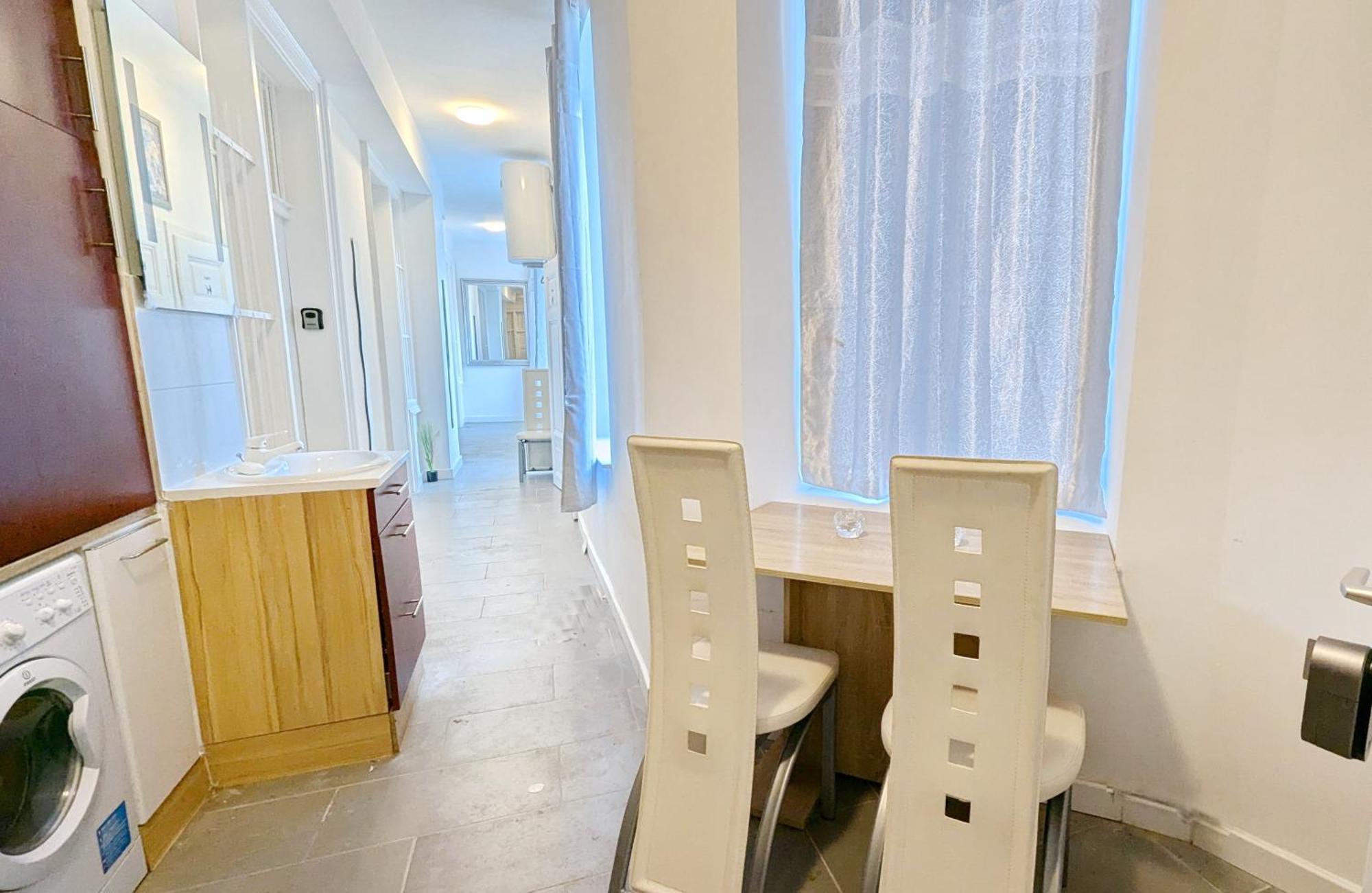 Comfortable In Lugner City Area *